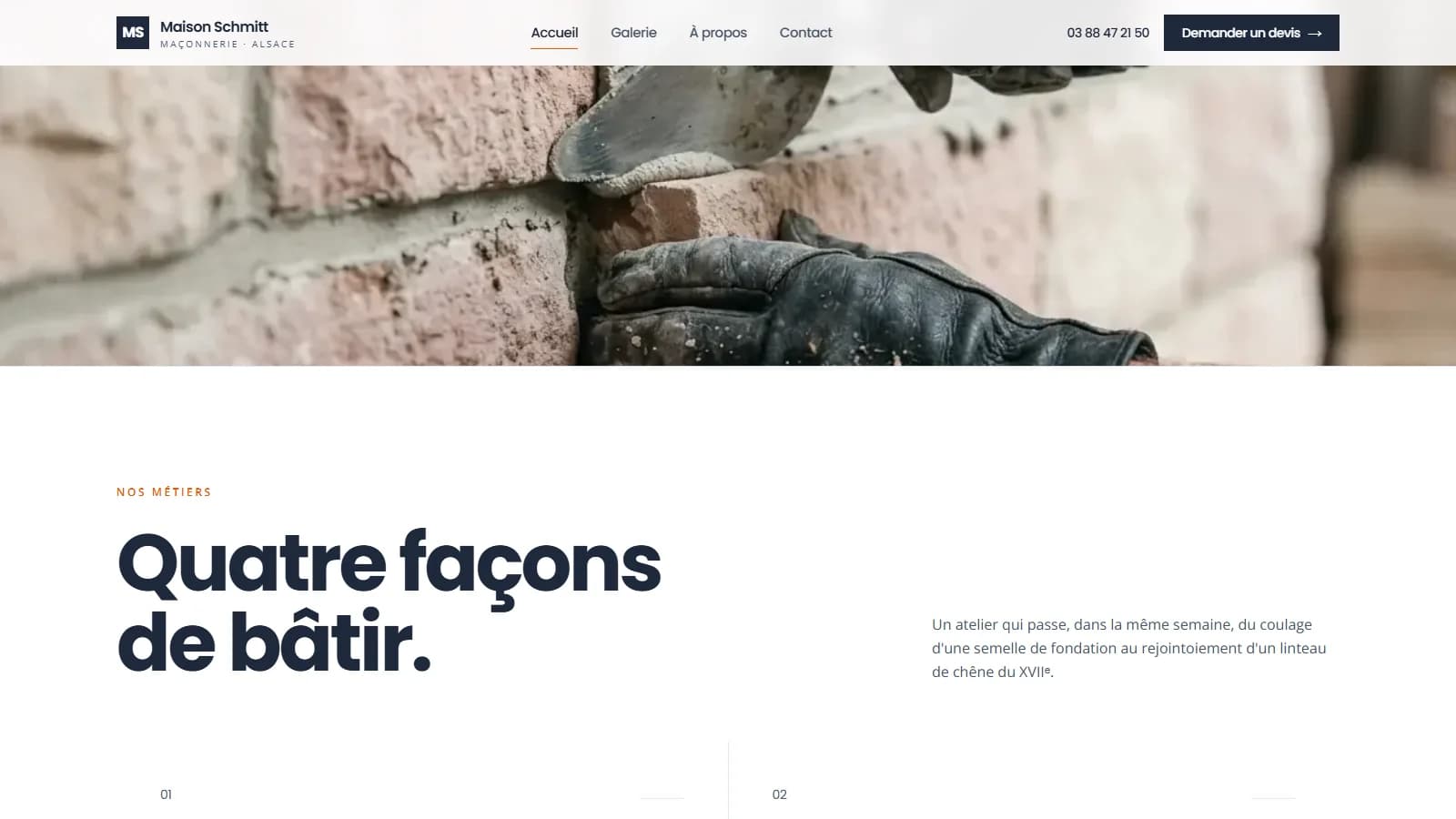 Section « Nos métiers » titrée « Quatre façons de bâtir. » avec en visuel haut une main gantée glissant une truelle entre deux briques de grès rose des Vosges et le pitch « Un atelier qui passe, dans la même semaine, du coulage d'une semelle de fondation au rejointoiement d'un linteau de chêne du XVIIe »