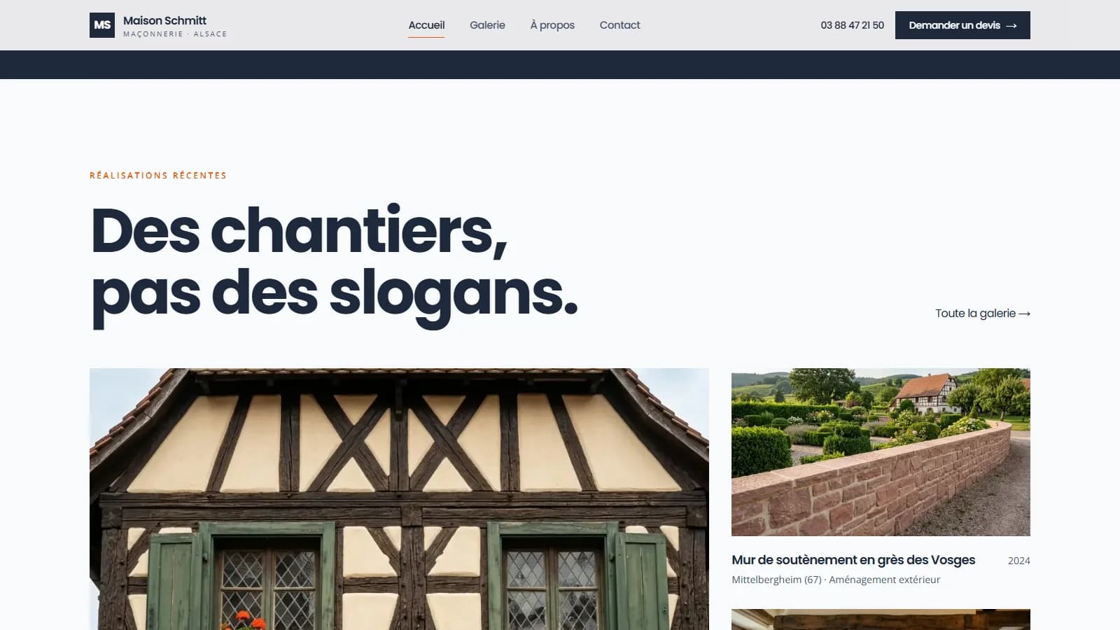 Section « Réalisations récentes » titrée « Des chantiers, pas des slogans. » avec la façade à colombages crème et bois sombre d'une ferme alsacienne en restauration à gauche, et la fiche d'un mur de soutènement en grès des Vosges à Mittelbergheim (67) à droite