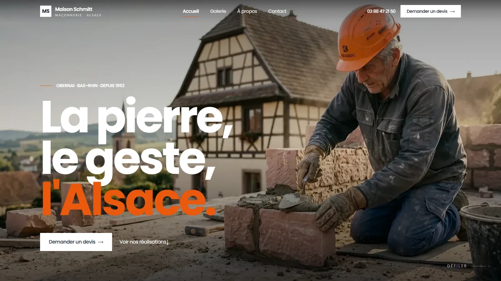Miniature éditoriale du projet Maison Schmitt avec une truelle de maçon en acier patiné au manche de bois huilé posée en diagonale sur un fond ocre terre cuite évoquant le grès rose des Vosges et typographie serif ivoire « Maison Schmitt » sur le tiers droit