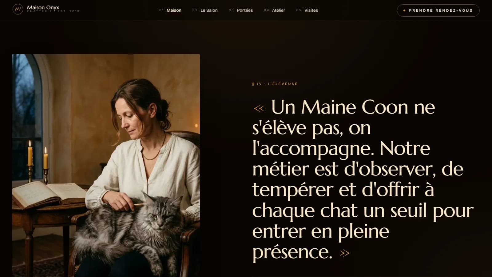 Section « § IV · L'éleveuse » avec un portrait intimiste d'Hélène Vasseur tenant un Maine Coon gris sur ses genoux dans un intérieur patiné aux bougies et la citation « Un Maine Coon ne s'élève pas, on l'accompagne. Notre métier est d'observer, de tempérer et d'offrir à chaque chat un seuil pour entrer en pleine présence. »