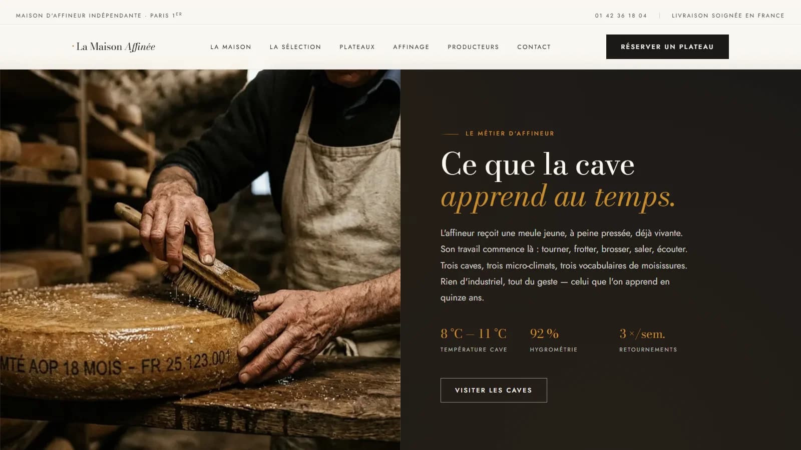 Section « Le métier d'affineur » avec un affineur brossant une meule de comté en cave