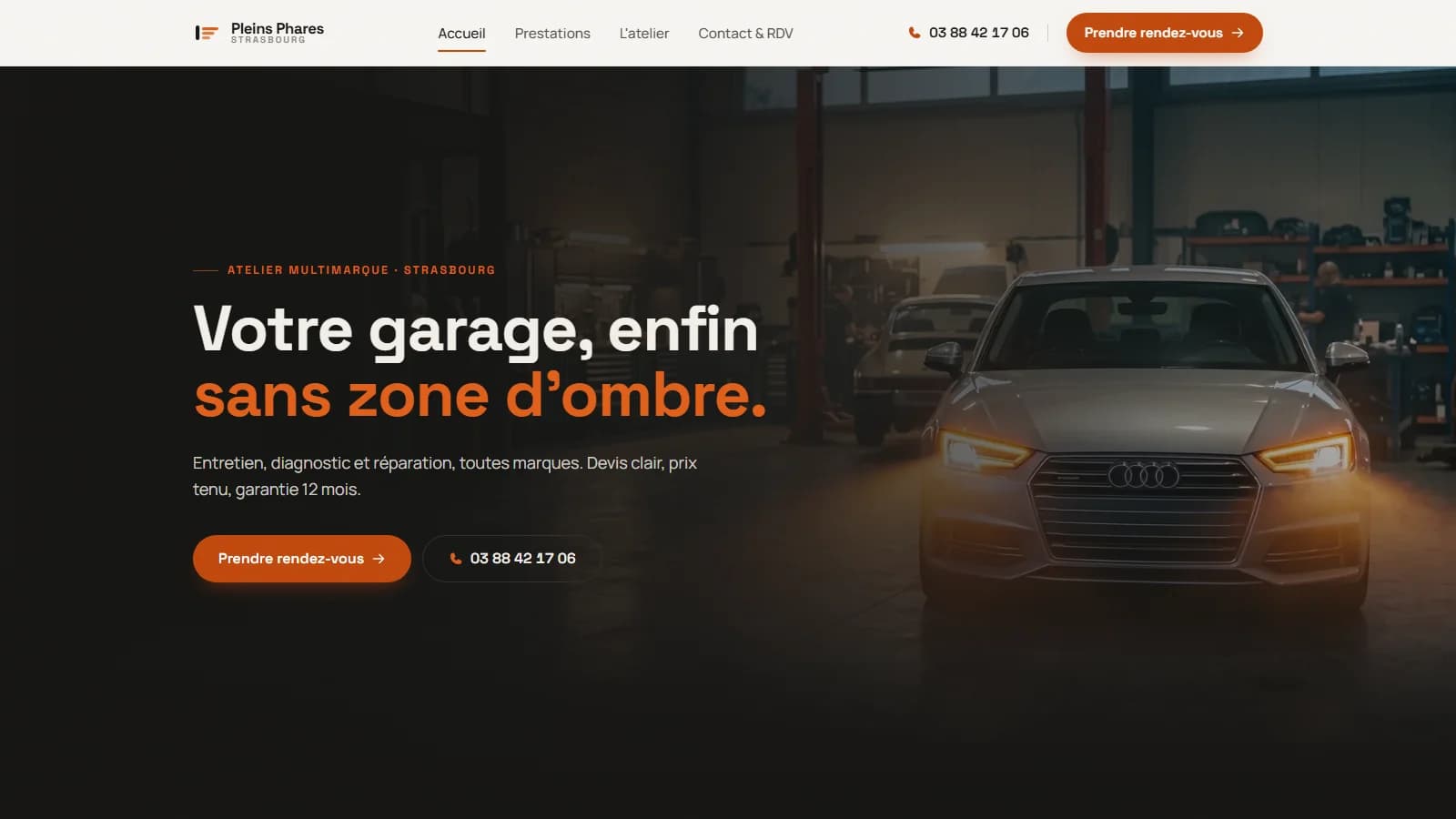 Miniature éditoriale du projet Pleins Phares : l'avant d'une voiture moderne grise aux phares LED allumés, sur fond uni orange terracotta, ombre nette portée, et le nom « Pleins Phares » en grotesk gras ivoire sur le tiers gauche