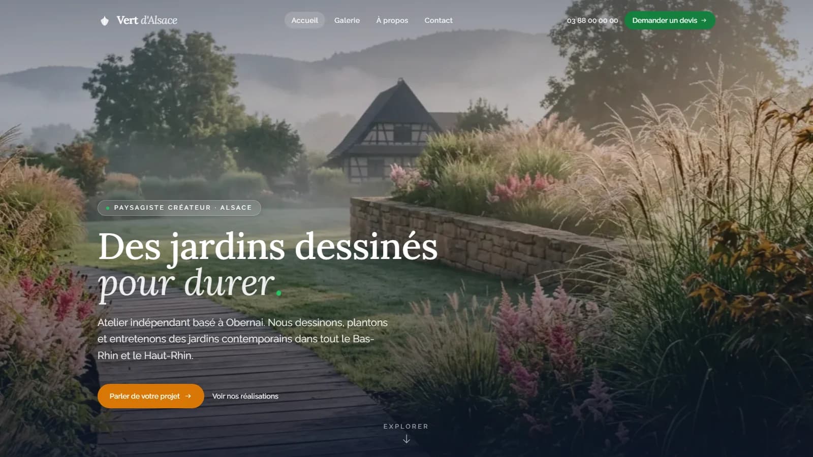 Miniature éditoriale du projet Vert d'Alsace avec un sécateur de jardinier en acier patiné aux manches de noyer huilé posé en diagonale sur un fond vert forêt saturé, ombre nette, et typographie serif ivoire « Vert d'Alsace » sur le tiers droit