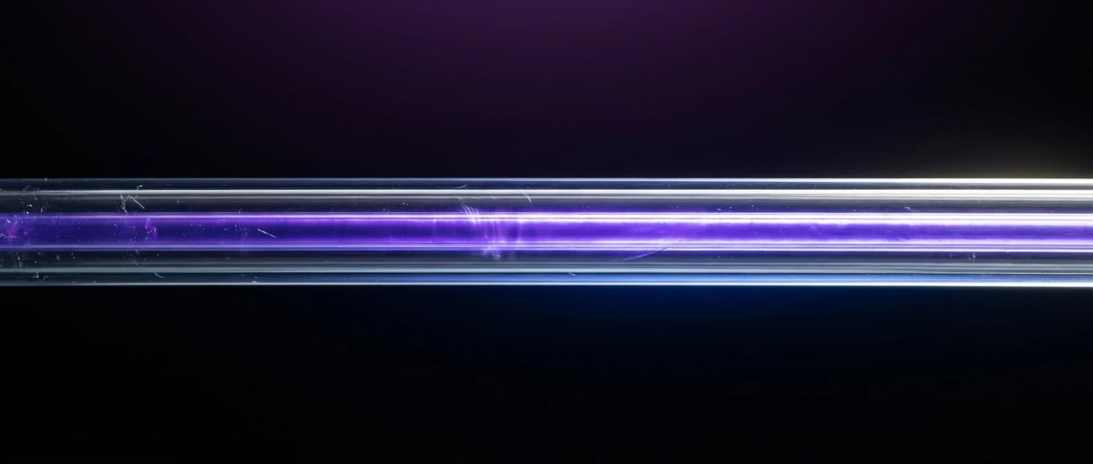 Macro extrême d'une fibre optique transparente traversant l'image, lumière violette pulsée à l'intérieur du verre avec reflet bleu glaucious en sous-jacent, fond noir mat. Photographie produit éditoriale.