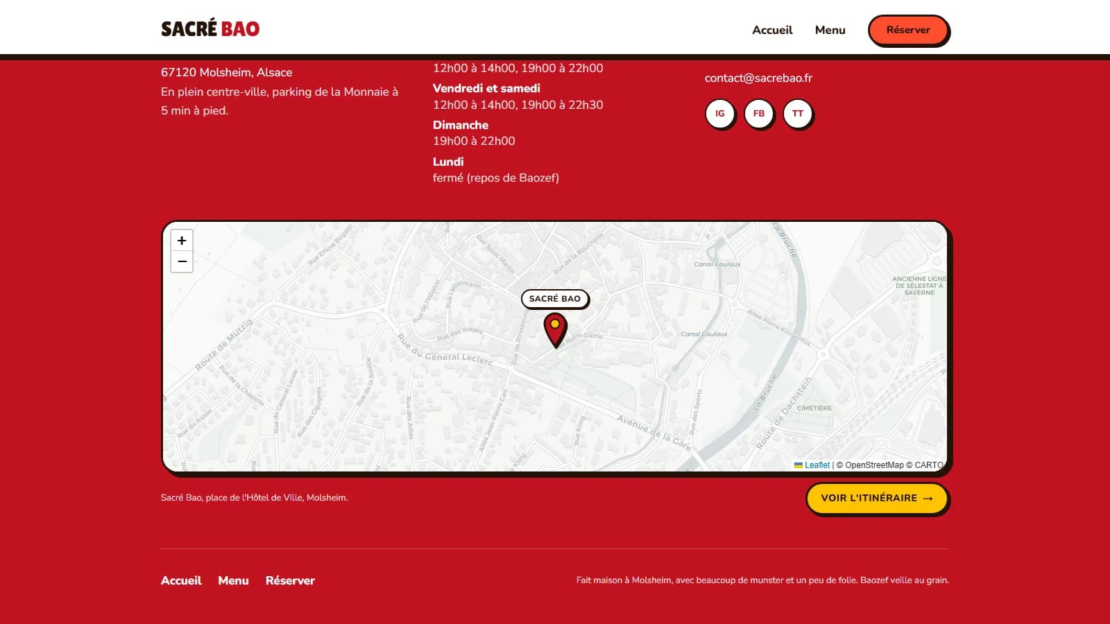 Section infos pratiques sur fond rouge avec l'adresse et les horaires à Molsheim, une carte localisant le restaurant et le footer « Fait maison à Molsheim, avec beaucoup de munster et un peu de folie »